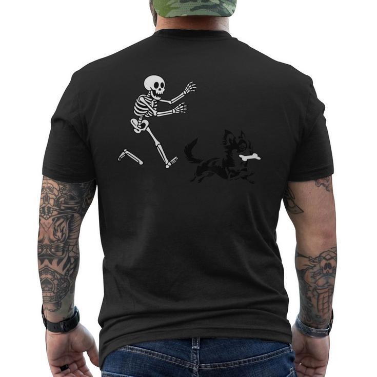 スケルトンハロウィーンを実行している面白いチワワ メンズTシャツ バックプリント