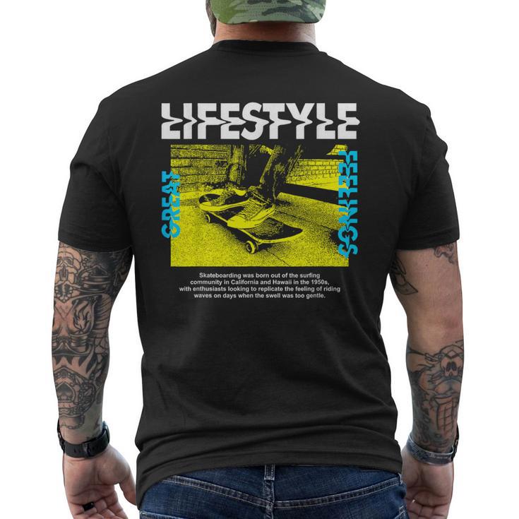 スケートボードライフスタイル エッジの効いた美しいストリートウェア メンズTシャツ バックプリント