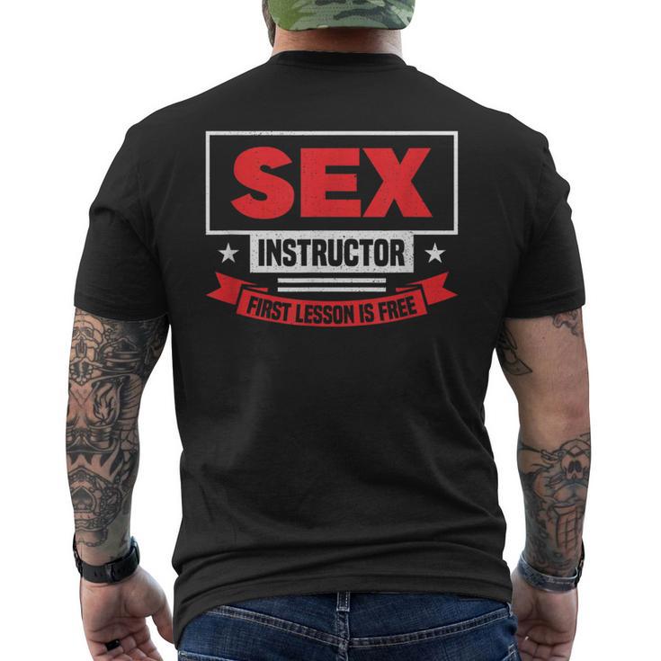セックスインストラクター初レッスンは無料です-面白いバチェロレッテ メンズTシャツ バックプリント