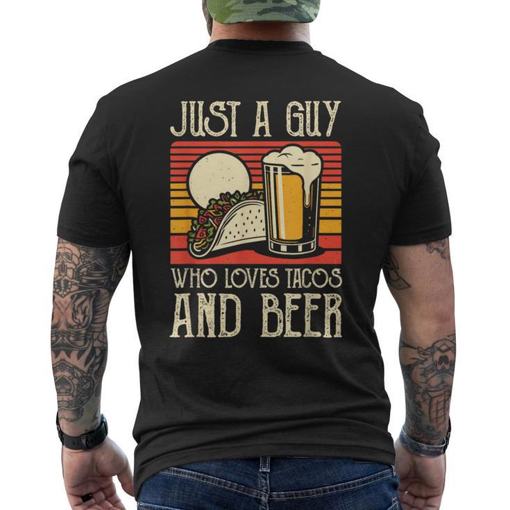 タコスとビールを飲む食品愛好家が大好きな男 メンズTシャツ バックプリント