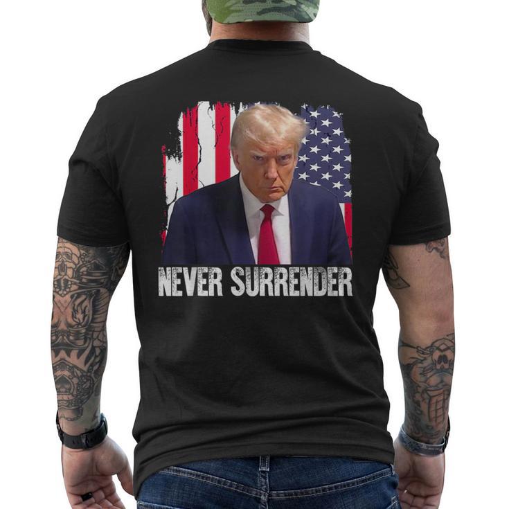 トランプは決して降伏しない 共和党大統領ドナルド・トランプ メンズTシャツ バックプリント