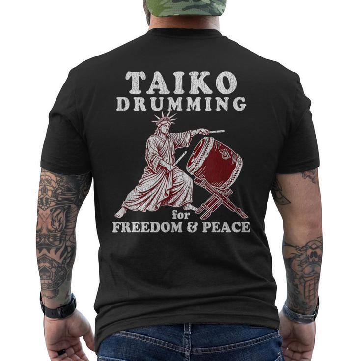 レトロなアンティーク調の太鼓の名言。太鼓のドラマー向け。 メンズTシャツ バックプリント
