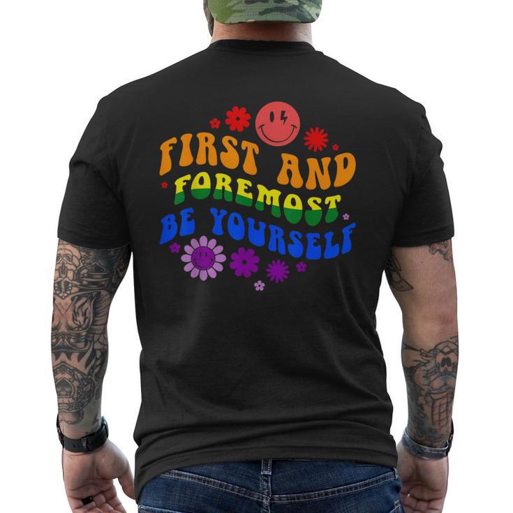 レトロな虹色デザイン 力強いlgbtqプライドメッセージ付き メンズTシャツ バックプリント