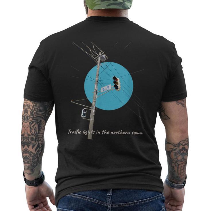 信号機、北の街。 道路 レトロ 港町 ストリート 電線 メンズTシャツ バックプリント