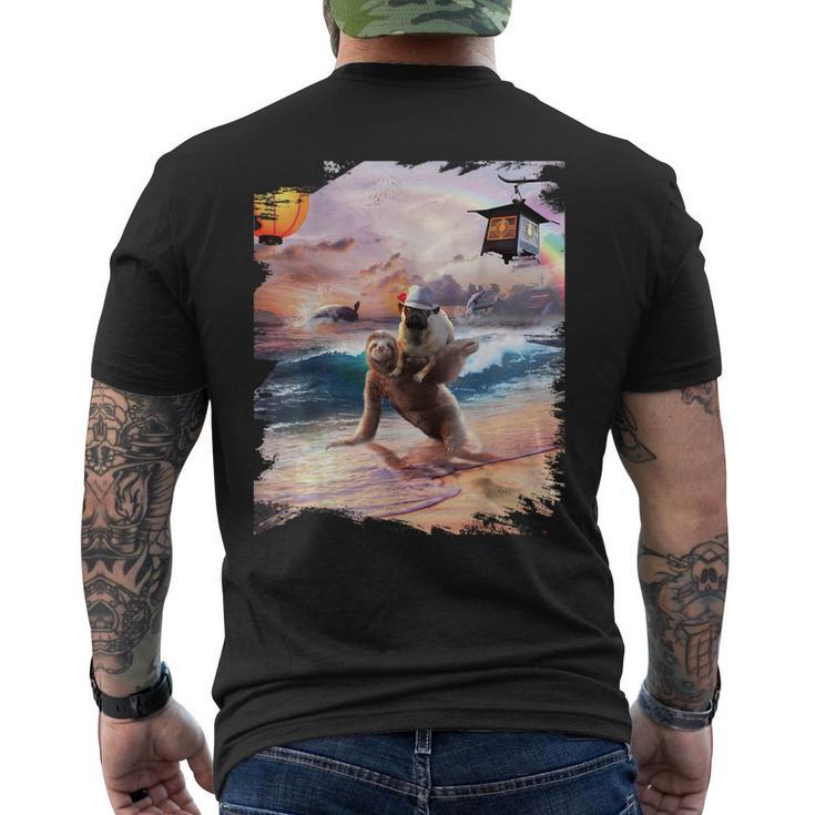日本海岸でナマケモノに乗るパグ犬 メンズTシャツ バックプリント