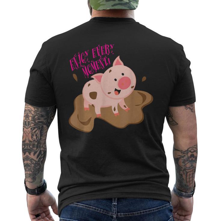 泥遊びをする子豚 すべての瞬間を楽しみましょう！ メンズTシャツ バックプリント