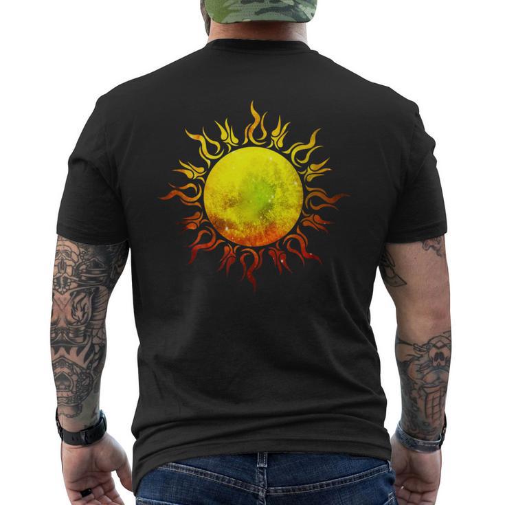 燃える太陽 トライバル タトゥー 宇宙 宇宙 メンズTシャツ バックプリント