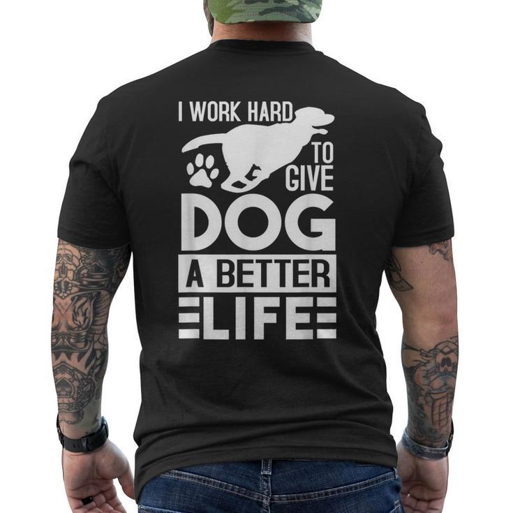 犬により良い生活を送るために一生懸命働いています-面白い犬好き メンズTシャツ バックプリント
