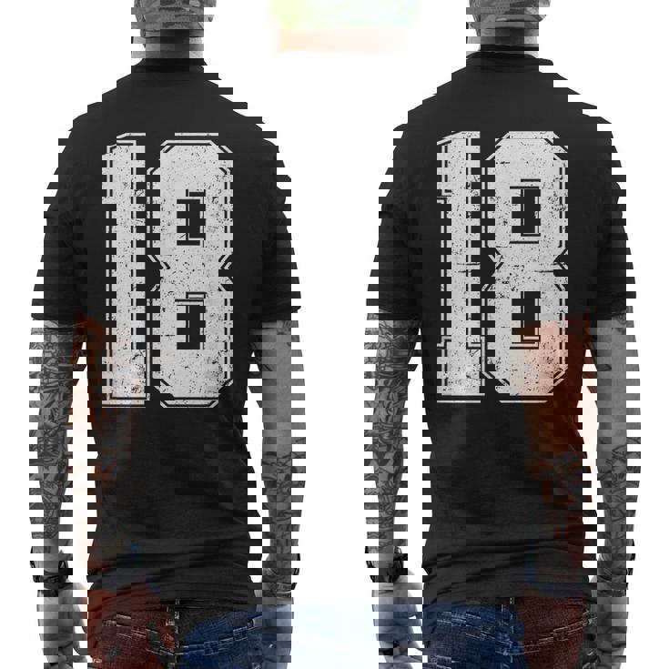 番号18シャツ、番号付き ヴィンテージ 18歳の誕生日 メンズTシャツ バックプリント