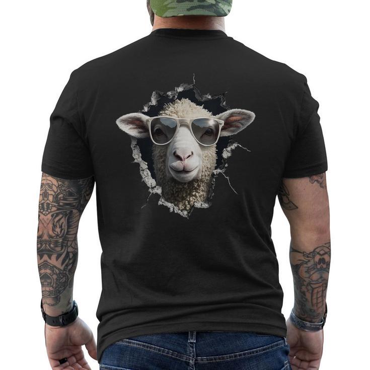 羊が穴から覗いています 農夫 羊飼い 飼い Coolheep Portrait メンズTシャツ バックプリント