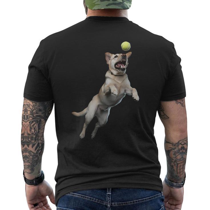遊び心のあるラブラドールレトリーバー フェッチ 追いかけてテニスボール メンズTシャツ バックプリント