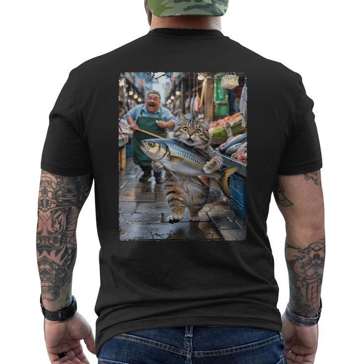 面白い猫が市場で魚を盗む猫好きの楽しみ。 メンズTシャツ バックプリント