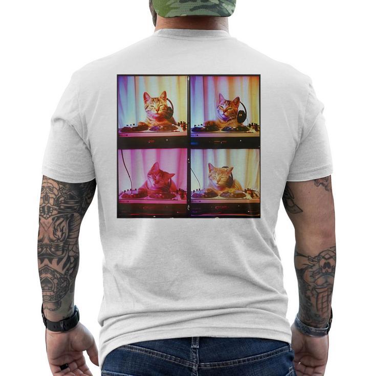 Dj Cat On Decks Cat Dj スクラッチ ターンテーブル カラフル Edm メンズTシャツ バックプリント