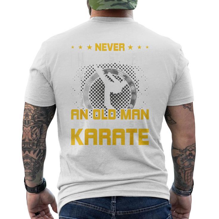 Never Underestimate An Old Man Who Know Karate メンズTシャツ バックプリント