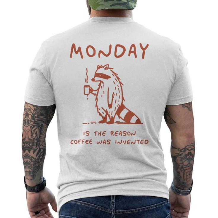 コーヒーが発明された理由は月曜日 少し憂鬱なアライグマ メンズTシャツ バックプリント