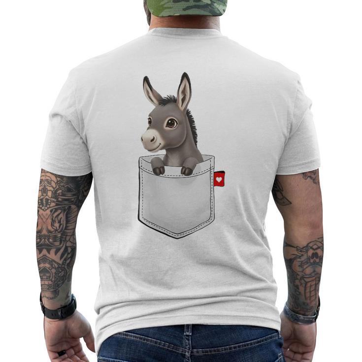 ポケットの中のロバのぞくかわいい動物のロバ メンズTシャツ バックプリント