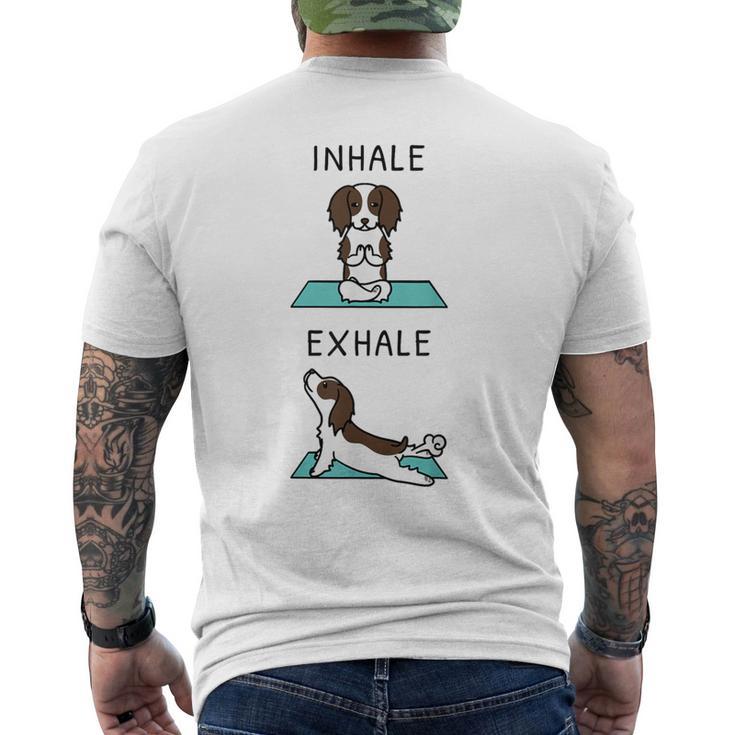 ヨガ吸い込む息を吐くイングリッシュ・スプリンガー・スパニエル犬 メンズTシャツ バックプリント