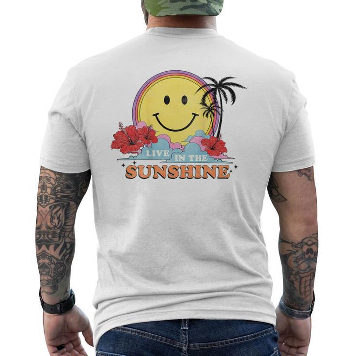 レトロなハッピーフェイス ハイビスカス ヤシの木「太陽に生きる」ビーチ メンズTシャツ バックプリント