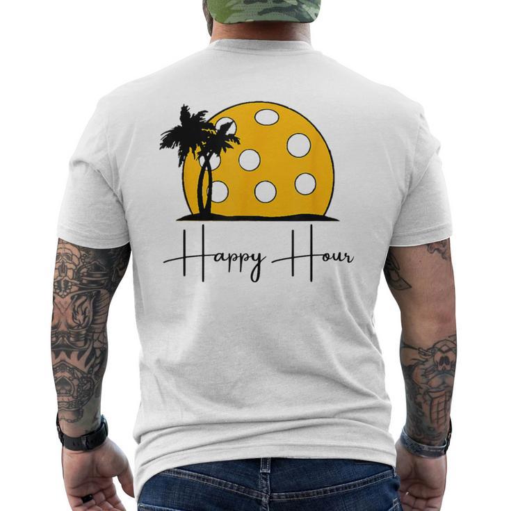 楽しいピックルボールシャツ、Happy Hour、大きなピックルボールの夕日。 メンズTシャツ バックプリント