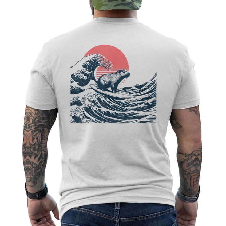 神奈川沖のビッグウェーブでサーフィンをするサーファーのカピバラ メンズTシャツ バックプリント