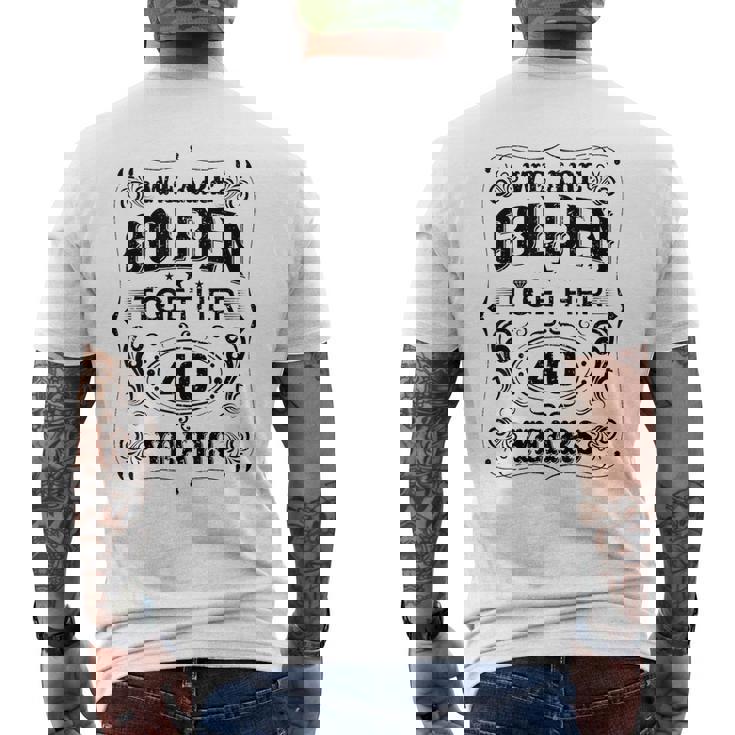 私たちは一緒にゴールデンです 40周年結婚40周年 メンズTシャツ バックプリント