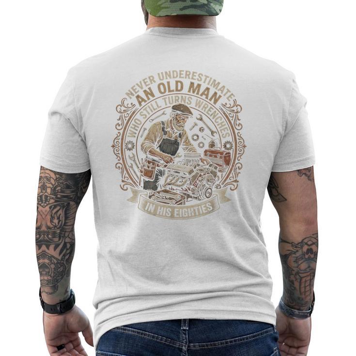 老人はレンチを回す 彼の 80年代 ヴィンテージ メカニック メンズTシャツ バックプリント