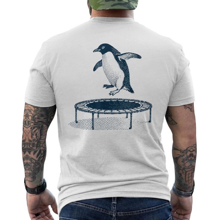 面白いペンギンがトランポリンでジャンプ メンズTシャツ バックプリント