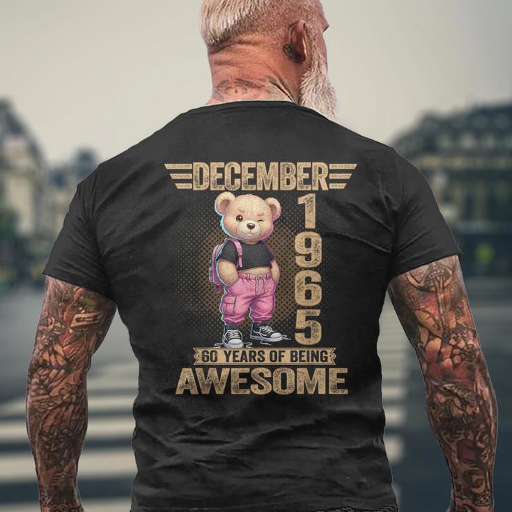 1965年12月 60歳の誕生日 60歳のテディベア Being Awesome メンズTシャツ バックプリント 高齢者への贈り物