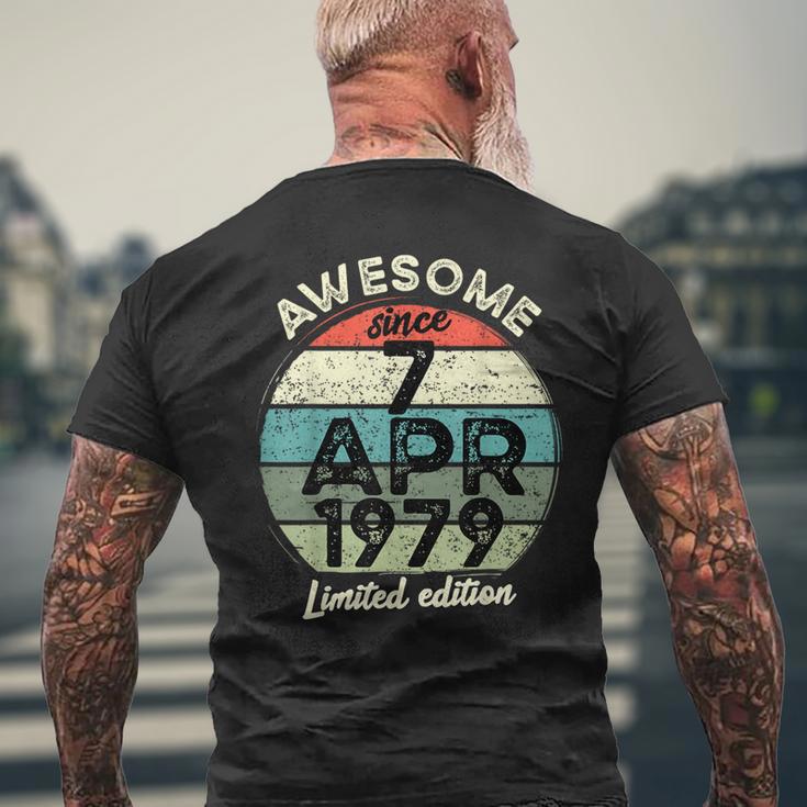 1979年4月7日 45歳の誕生日 45歳 2024年 誕生日 メンズTシャツ バックプリント 高齢者への贈り物