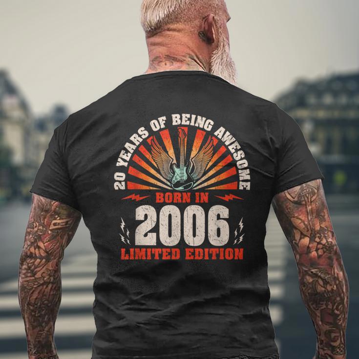 20歳の誕生日 20歳のギタリスト ギター愛好家 2006年生まれ メンズTシャツ バックプリント 高齢者への贈り物