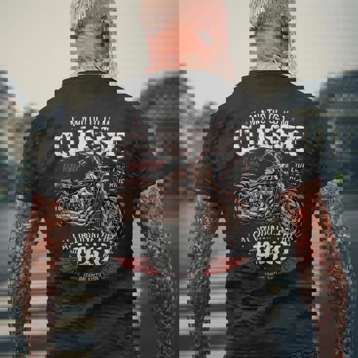 66 歳の誕生日男性オートバイ バイクに乗る人 1960 メンズTシャツ バックプリント 高齢者への贈り物