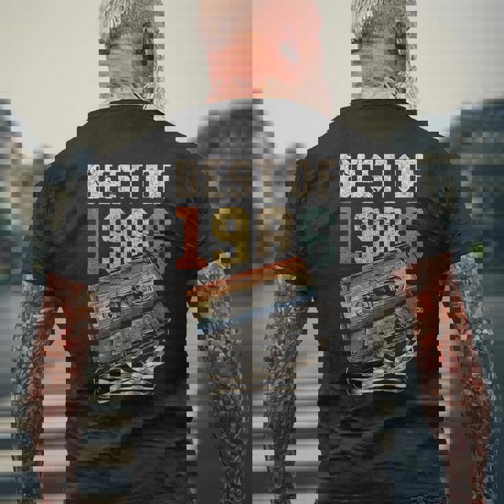 Best Of 1986 カセットテープ 40年 音楽 レトロ 誕生日 メンズTシャツ バックプリント 高齢者への贈り物