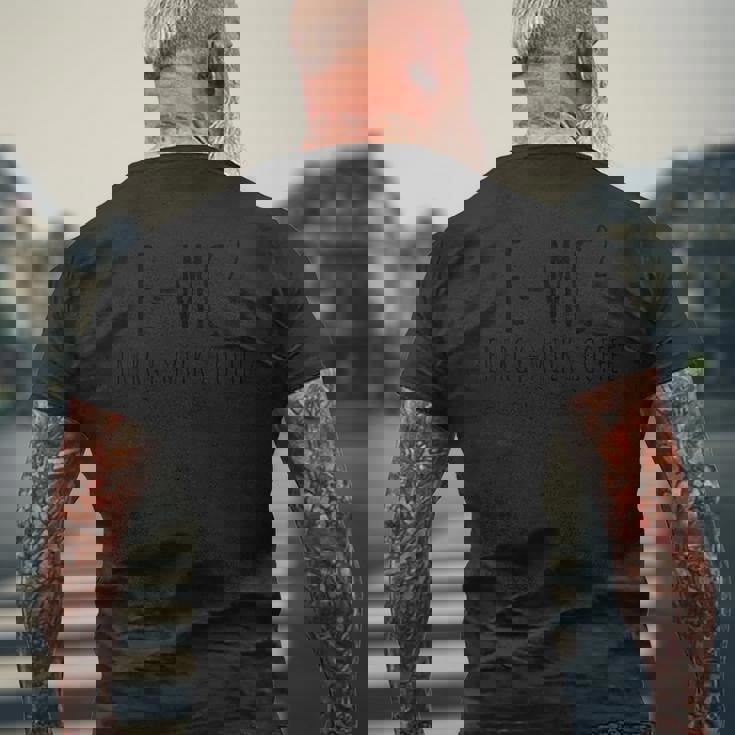 EMc2物理学が語る、コーヒーを介したオタクのダジャレ・エネルギー メンズTシャツ バックプリント 高齢者への贈り物