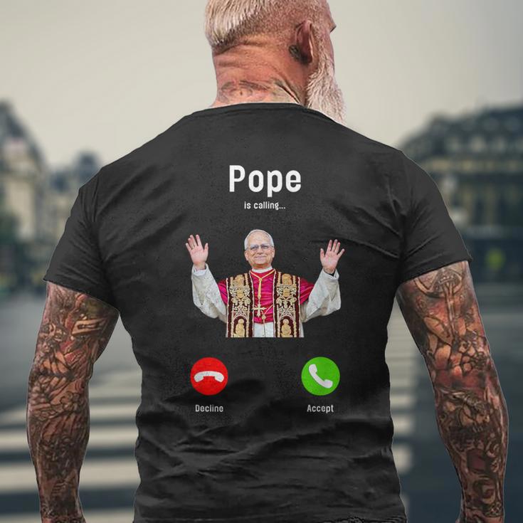 Pope Leo Xiv Is Calling Catholic Humor メンズ レディース メンズTシャツ バックプリント 高齢者への贈り物