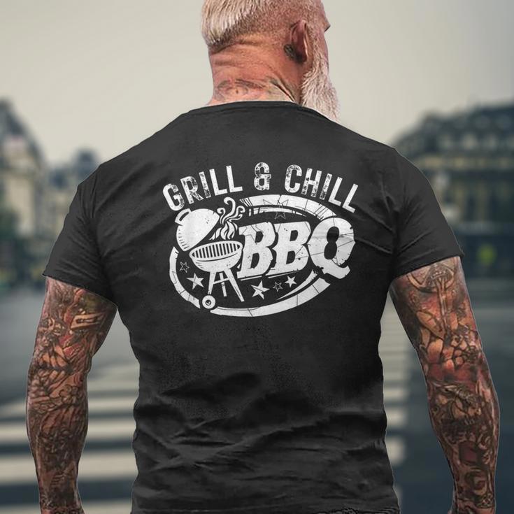 Grill And Chill おもしろbbqバーベキューシェフ 肉料理人 メンズTシャツ バックプリント 高齢者への贈り物