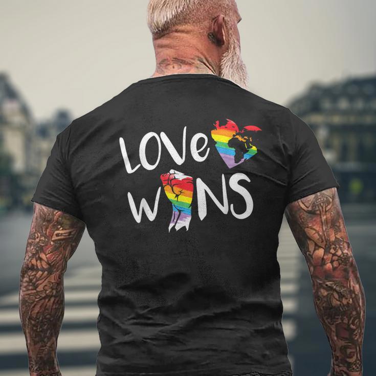 Love Wins Raised Fist Lgbt Lgbtq プライド アウェアネス レインボー メンズTシャツ バックプリント 高齢者への贈り物