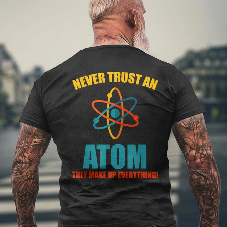 Never Trust An Atom グラフィック皮肉tシャツ メンズTシャツ バックプリント 高齢者への贈り物