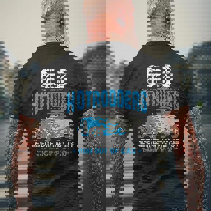 Old Hotrodders Never Die They Just Run Out Of Gas 米国車 ホットロッド メンズTシャツ バックプリント 高齢者への贈り物