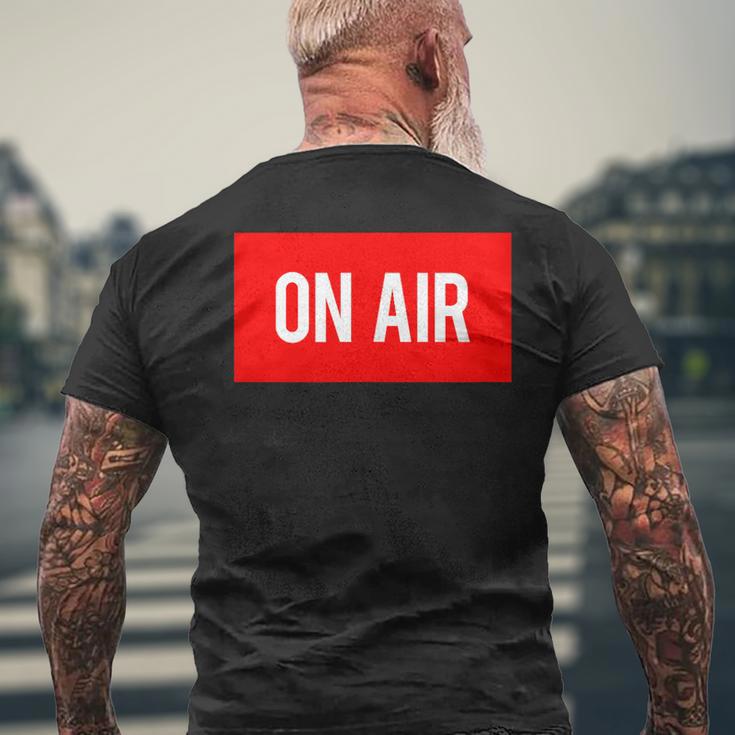 On Air レトロ Dj マイク ポッドキャスト ヴィンテージ バイブ ギフト メンズTシャツ バックプリント 高齢者への贈り物