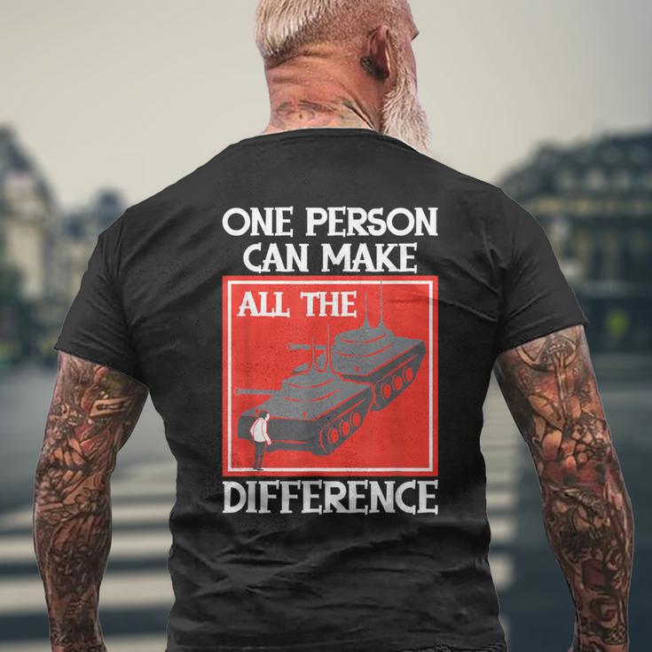 One Person Can Make A Difference Tiananmen タンクマン メンズTシャツ バックプリント 高齢者への贈り物