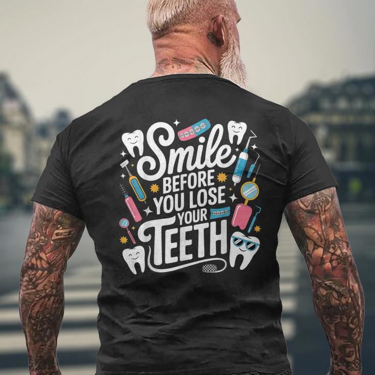 Smile Before You Lose Your Th 歯医者のジョーク メンズTシャツ バックプリント 高齢者への贈り物