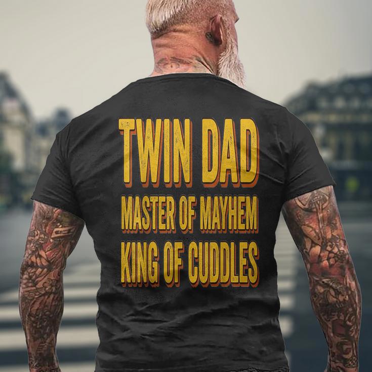 Twin Dad 父の日 ツインダッド メイヘムのマスター 抱きしめる王様 メンズTシャツ バックプリント 高齢者への贈り物