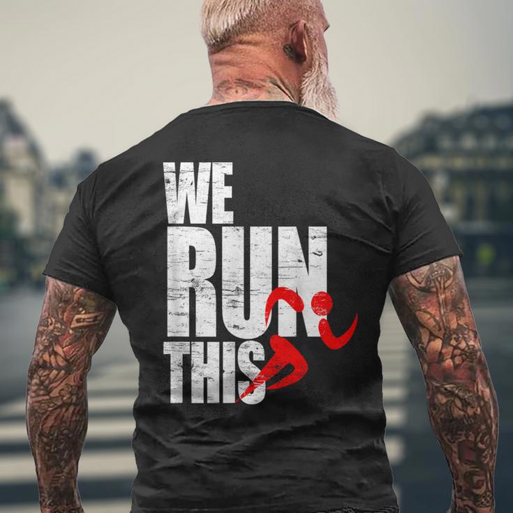We Run This 我々はこれを実行しますランニング モチベーション マラソン フィットネス ワークアウト ジョギン メンズTシャツ バックプリント 高齢者への贈り物