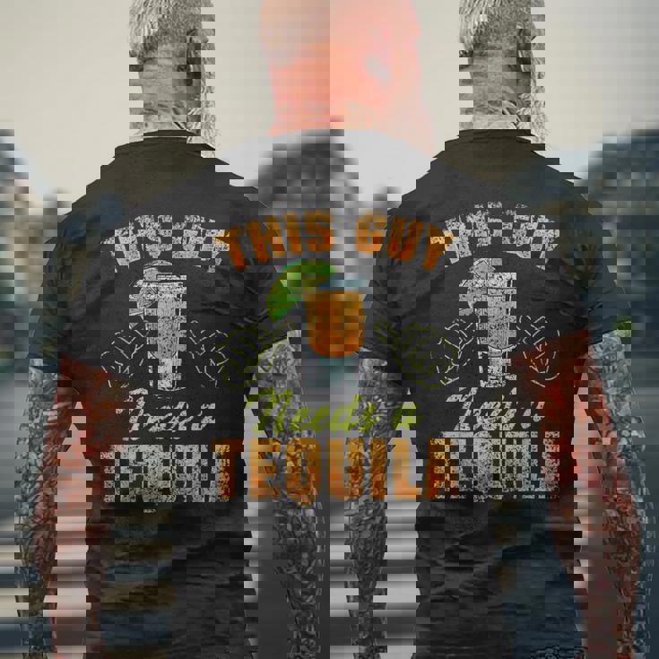 この男にはテキーラが必要だ ドリンク 酒飲み 飲酒 テキーラ メンズTシャツ バックプリント 高齢者への贈り物