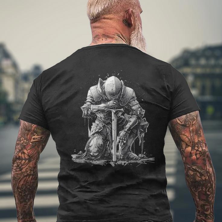 ひざまずくパラディンデザイン メンズTシャツ バックプリント 高齢者への贈り物