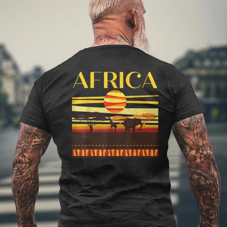 アフリカの衣装と夕日のアフリカの動物。 メンズTシャツ バックプリント 高齢者への贈り物