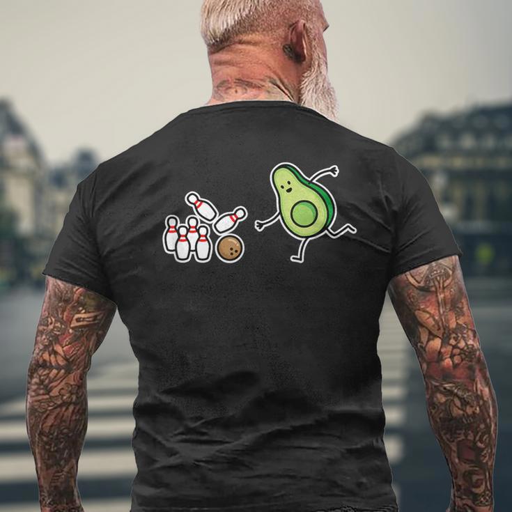 アボカドピットケトビーガンでボウリングをする楽しいアボカド。 メンズTシャツ バックプリント 高齢者への贈り物