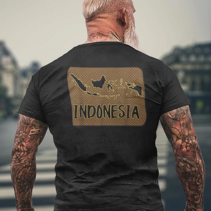 インドネシアの伝統的なバティックパターンの地図。 メンズTシャツ バックプリント 高齢者への贈り物