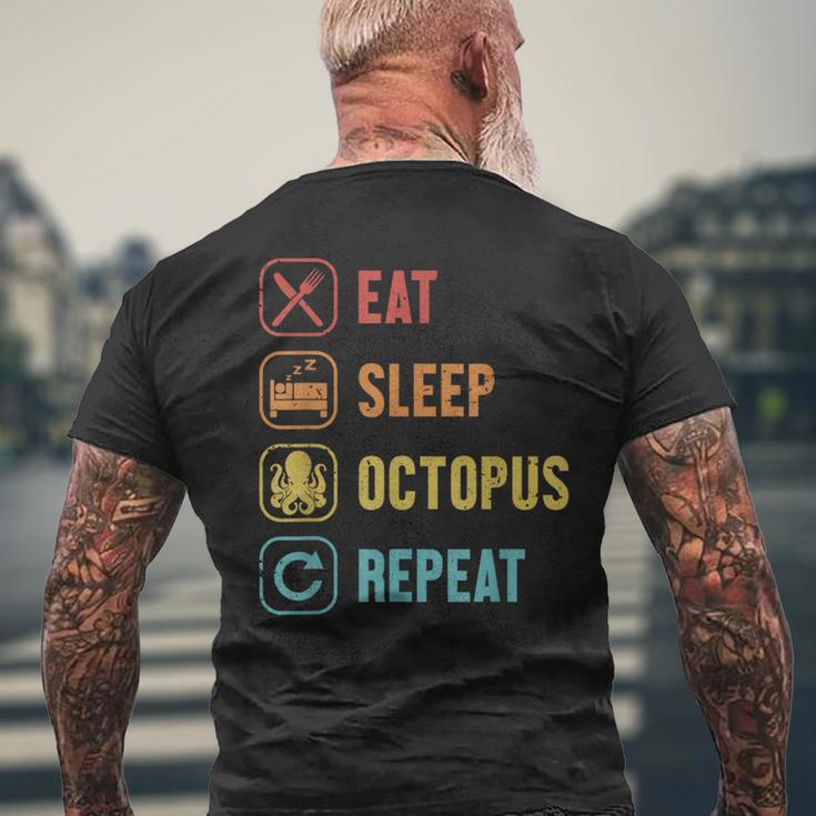 イート・スリープ・オクトパス・リピート・セファロポッド・オクトポッドズ・ラバー・オクトパス メンズTシャツ バックプリント 高齢者への贈り物