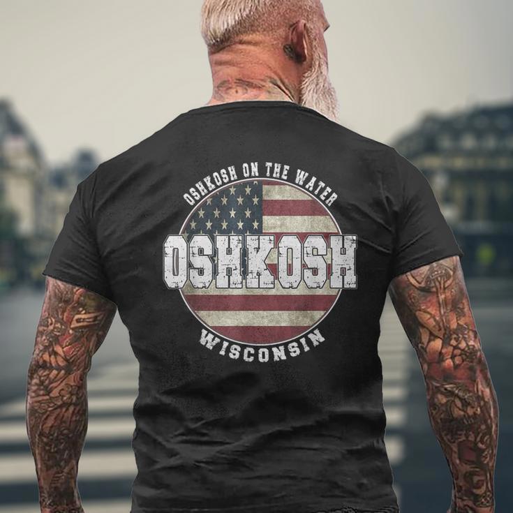 ウィスコンシン州オシュコシュ、ビンテージアメリカ国旗 メンズTシャツ バックプリント 高齢者への贈り物